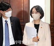 [포토]'제2차 비상경제장관회의' 참석하는 이영 장관-김소영 부위원장