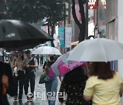 [포토]장마 시작, 우산 쓴 시민들