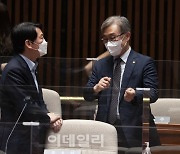 [포토]정책의총, '대화하는 안철수-최재형'