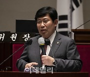 [포토]정책의원총회, '발언하는 윤창현'