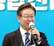 이재명, 민주당 워크숍 '늦참'..홍영표·박광온과 조별 토론