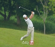 [포토] 김동민 '어려운 라이를 극복한다'