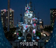[포토] 롯데월드를 점령한 '종이의 집 강도단'