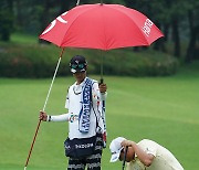 함정우 '우산 속에 퍼트 준비' [포토]