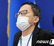 부러진 안경 착용한 채 회의 참석한 박주민 의원