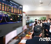 '한국형 위성서비스' 항공위성 1호기 설명 듣는 원희룡 장관