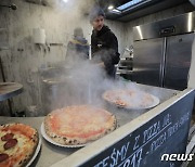 "4유로 피자가 피자냐?" 도발에 이탈리아 나폴리서 '피자전쟁' 발발