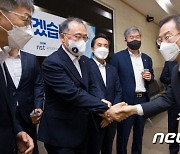 한국항공우주연구원장과 인사하는 이종호 장관