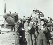 1952년 '공군 최초 100회 출격을 축하하며'