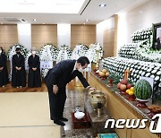 윤 대통령, 조순 전 경제부총리 빈소 조문