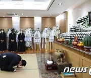 윤 대통령, '한국 경제학계 거목' 조순 전 부총리 빈소 조문