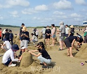 태안군, 신두리 해안사구 이국 풍경 즐기며 모래조각 체험 '인기'