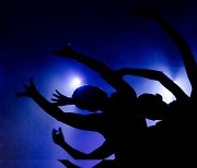 핀란드 안무 거장이 빚어낸 오묘한 한국춤.."절제미에 감명"