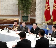北 전방부대 '전술 핵무기'로 무장하나.."김정은, 작전계획 수정 논의"