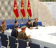 北, 군사작전하듯 남한 지도 놓고 도발 위협.."전방 임무 추가"