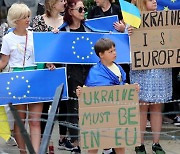 유럽의회, 우크라에 EU 회원 후보국 지위 부여 촉구 결의안 채택