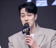'외계+인' 소지섭 "촬영중 외로움에 사무칠때 김우빈이 와서 힘이 났다"