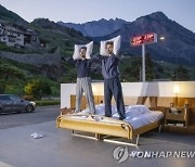 하룻밤 44만원..천장도 벽도 없는 '0성 호텔' 정체