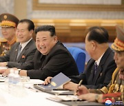 김정은, 이틀째 군 회의하면서 남한 동해안 지도까지 걸어