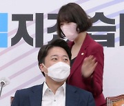 [포토뉴스]'이건 무슨 케미?' 여당대표와 최고위원의 이상한 인사법