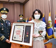 화랑무공훈장 전달하는 박정환 육군참모총장