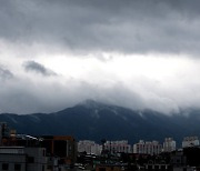춘천 대룡산 뒤덮은 짙은 먹구름