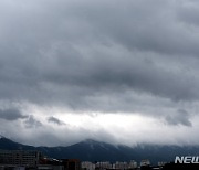 먹구름 뒤덮인 강원 춘천