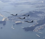 낙동강 상공 초계비행하는 공군 F-15K 편대