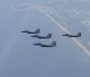 강릉 경포해안 상공 비행하는 공군 F-15K 편대