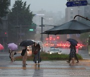 폭우에 서울 도로 곳곳 침수..동부 간선 전면통제