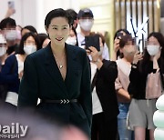 [TD포토] 김나영 '패셔니스타의 백화점 나들이'