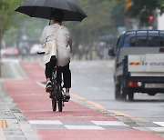 우산 쓰고 타는 자전거