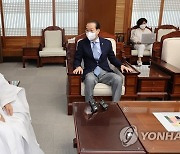 원행 스님 만난 권영세 통일부 장관