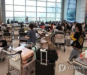 해외 입국자로 붐비는 인천공항