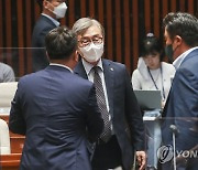 정책의원총회 참석한 최재형