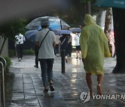 폭우에 서울 도로 곳곳 침수되고 퇴근길 차량 정체
