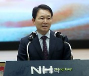 [포토] 참전용사에 감사인사 전하는 성일종 의원