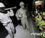 오산시유엔군초전기념관에서 전시 관람하는 아이들