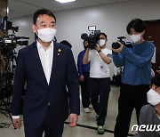 김용민 "법사위원장 넘기는 게 필수 아냐" 강성 의원들 비판
