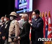 '평화의 사도 메달' 수여하는 윤석열 대통령