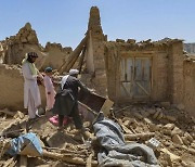 아프간 지진 사망자 1100명.. 장비 부족해 맨손 구조