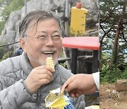 "네팔 아닙니다"..文 전 대통령 인스타에 산행 '먹방' 사진