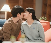 '유미세포2' 김고은♥박진영, 집에서 키스하려는데 분위기 와장창