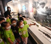 유엔초전기념관 찾은 어린이들