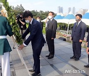 부산 유엔기념공원 참배하는 이준석 대표