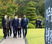 이준석 대표, 부산 유엔기념공원 참배