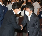 권성동 원내대표와 인사하는 박정하 의원