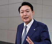 [현장연결] 윤대통령, 주52시간 개편론에 "아직 정부 공식 발표 아냐"