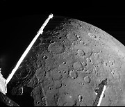 [우주를 보다] 달처럼 생겼네..탐사선이 920km 위에서 본 생생한 수성 표면