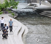 청계천에서 산책하는 시민들